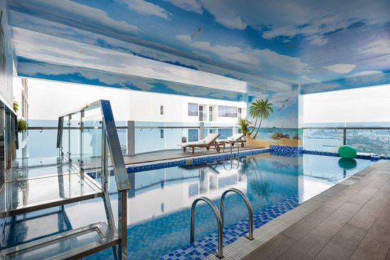 Hồ bơi nội khu Khách sạn Lucky Sun Hotel