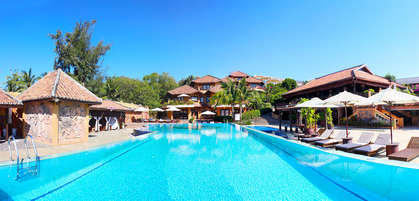 Hồ bơi rộng lớn tại Khu nghỉ dưỡng Poshanu Resort Phan Thiết