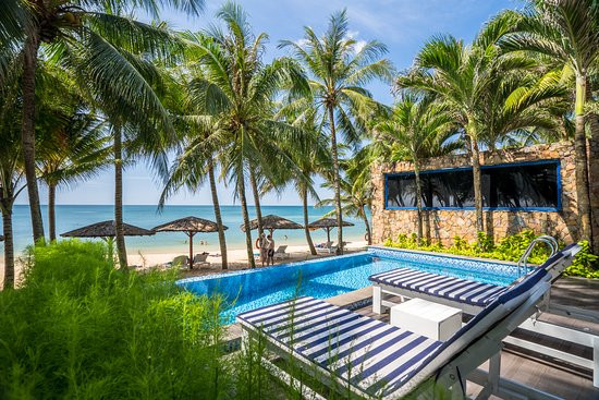 Hồ bơi rộng lớn và cảnh quan L'azure Resort And Spa Phú Quốc nhìn từ góc trên