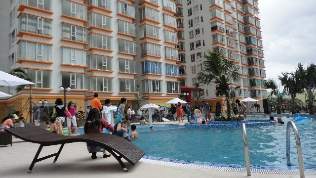 Hồ bơi tiện ích nội khu hiện đại tại Terra Rosa