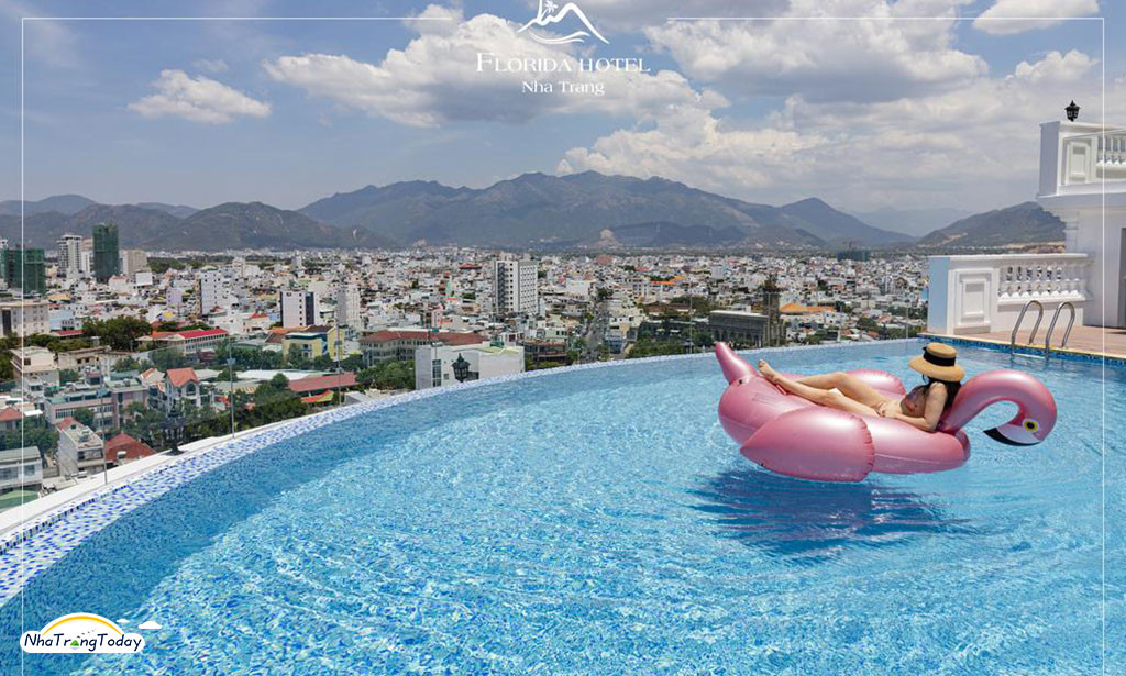 Hồ bơi vô cực ngắm cảnh thành phố tại Khách sạn Florida Nha Trang