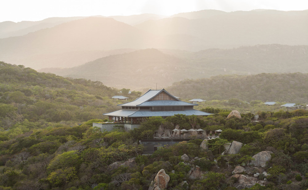 Hồ bơi vô cực tại Amanoi Resort Vĩnh Hy với tầm nhìn hướng ra vịnh tuyệt đẹp.