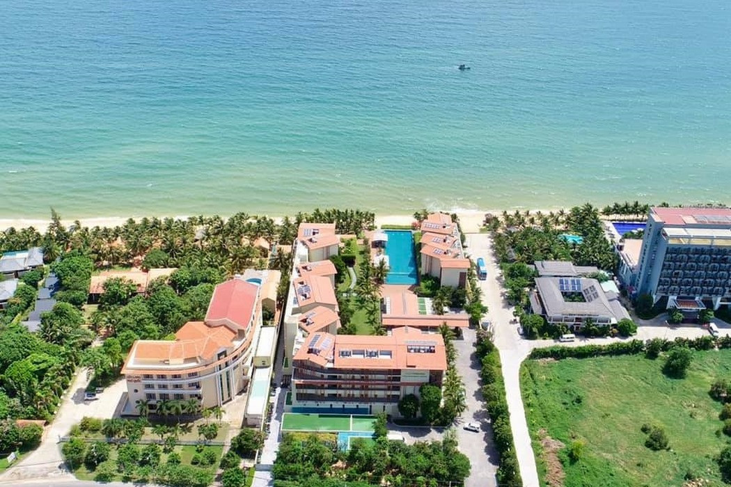 Hồ bơi vô cực tại Dusit Princess Moonrise Beach Resort Phú Quốc hướng biển