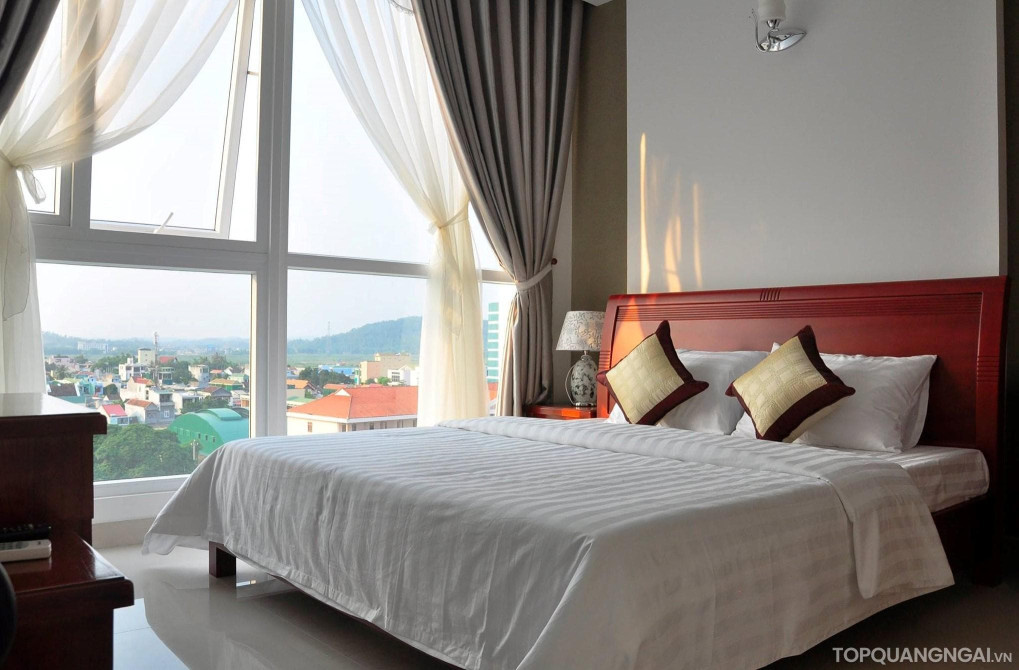 Khách sạn Central Quảng Ngãi nhìn từ góc đường Lê Lợi