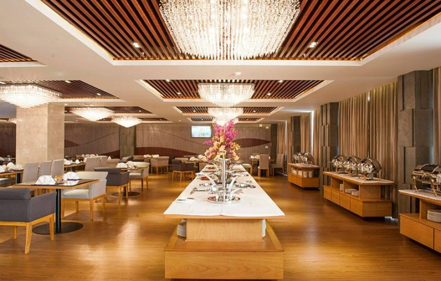 Không gian ăn uống sang trọng và đa dạng món ăn tại Khách sạn Iris Cần Thơ