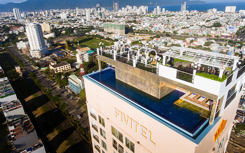 Không gian nhà hàng tinh tế phục vụ ẩm thực tại Khách sạn Fivitel Danang