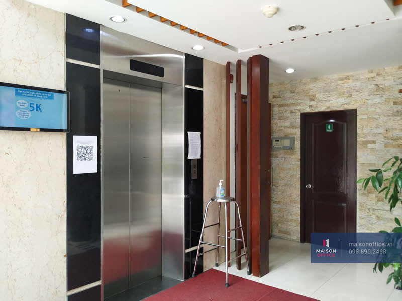 Không gian sảnh thang máy hiện đại bên trong Qunimex Building