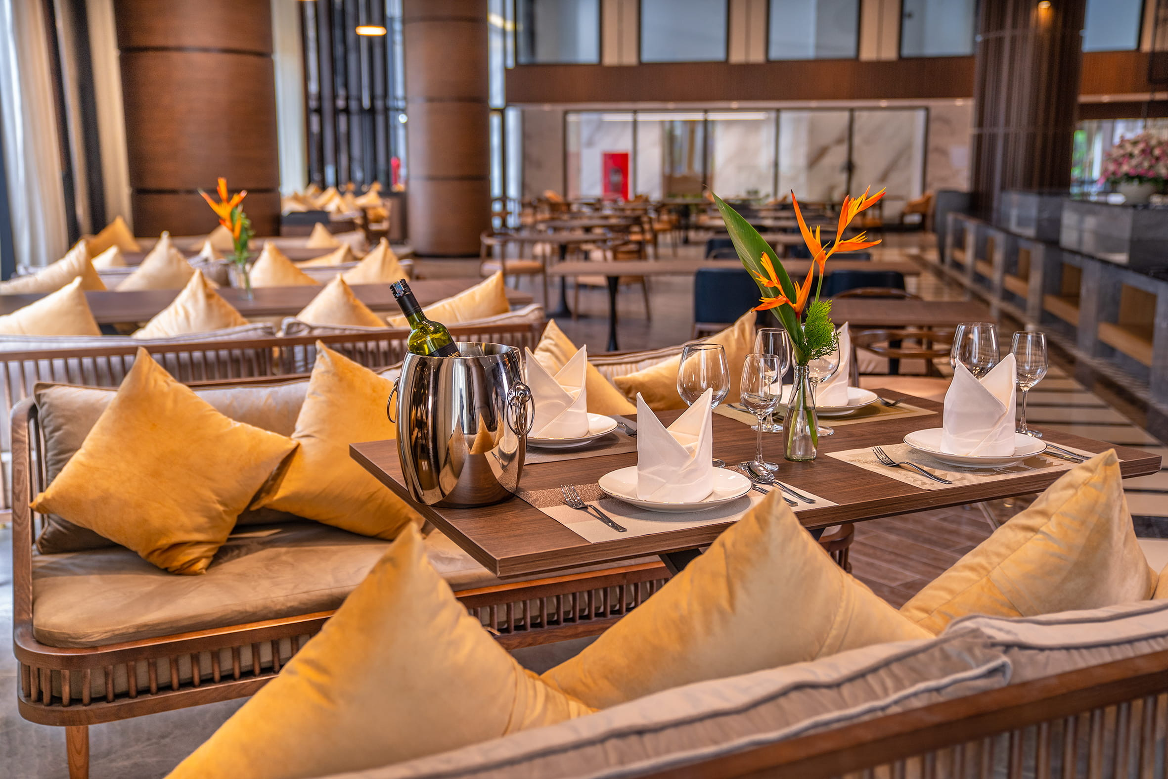 Khu ăn uống tại Ramada Hotel &amp; Suites Halong Bay View