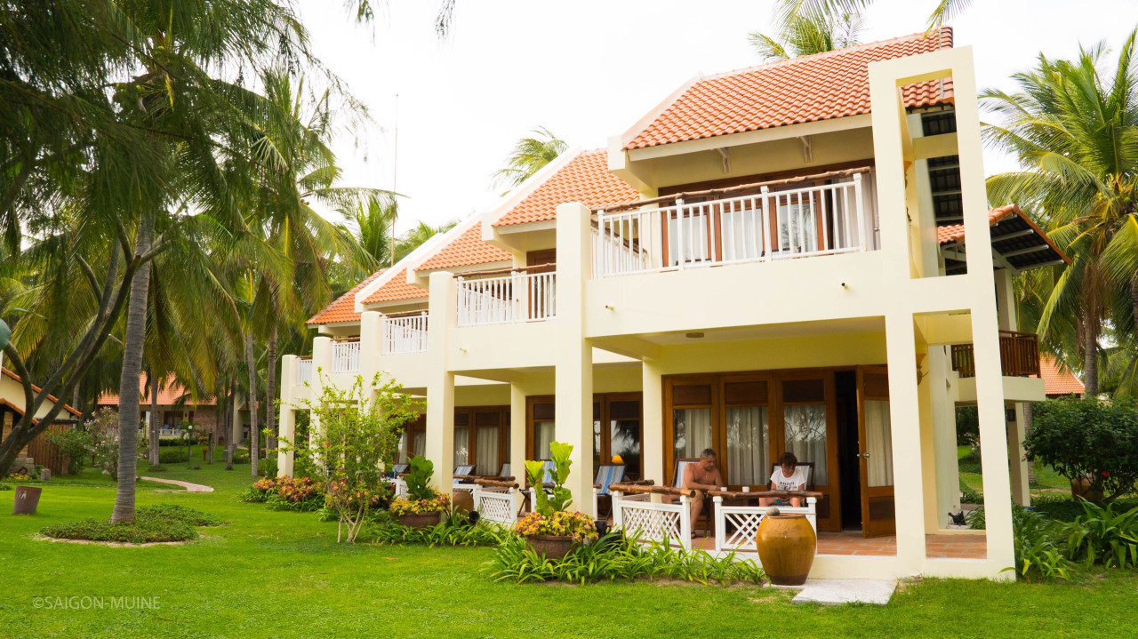 Khu nghỉ dưỡng Saigon Mui Ne Resort với không gian xanh mát và bãi cỏ rộng