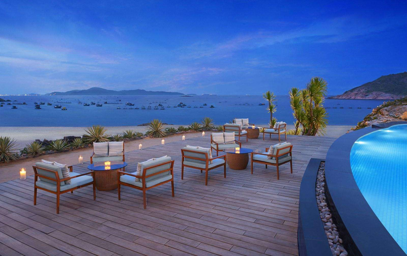 Khu vực ăn uống ngoài trời của Avani Quy Nhơn Resort &amp; Spa