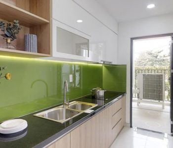 Khu vực bếp và sân phơi tiện nghi trong căn hộ PiCity High Park