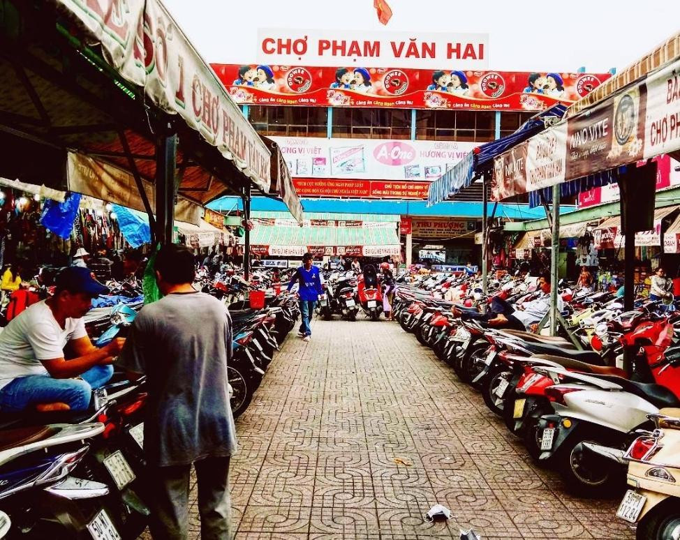 Khu vực chợ Phạm Văn Hai sầm uất gần Central Plaza