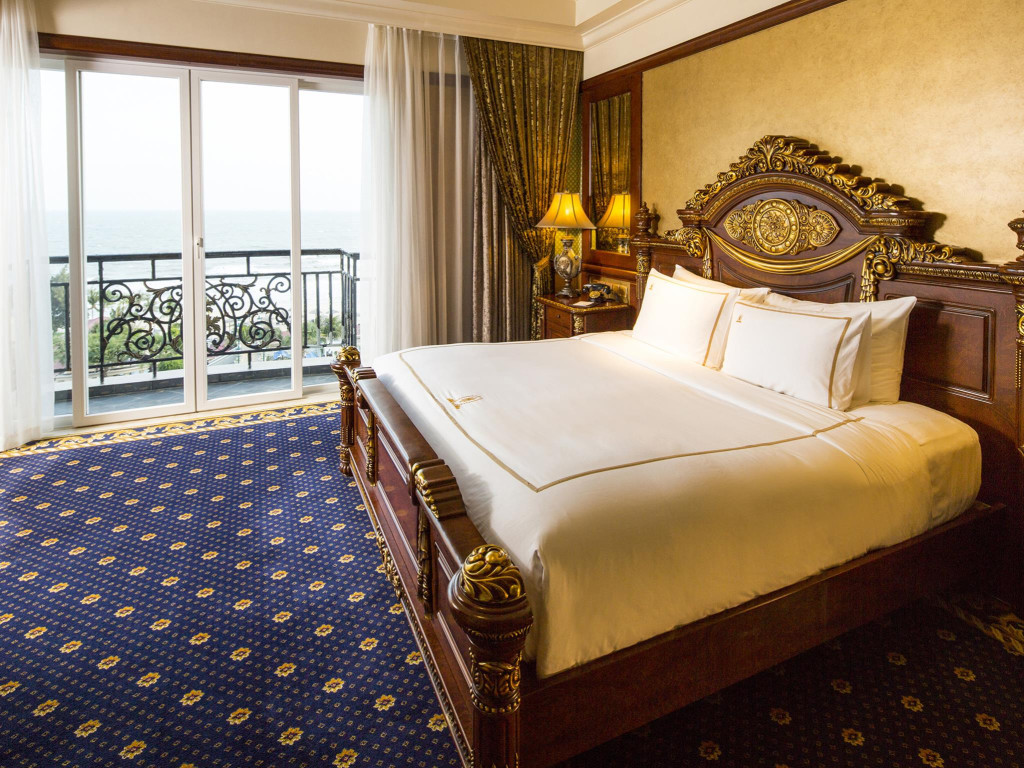 Khu vực hồ bơi ngoài trời xanh mát của khách sạn Imperial Vũng Tàu