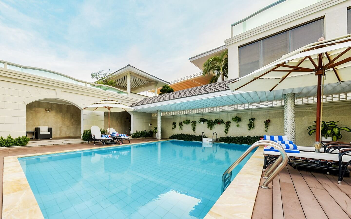 Khu vực nhà hàng buffet cao cấp tại Novotel Đống Đa