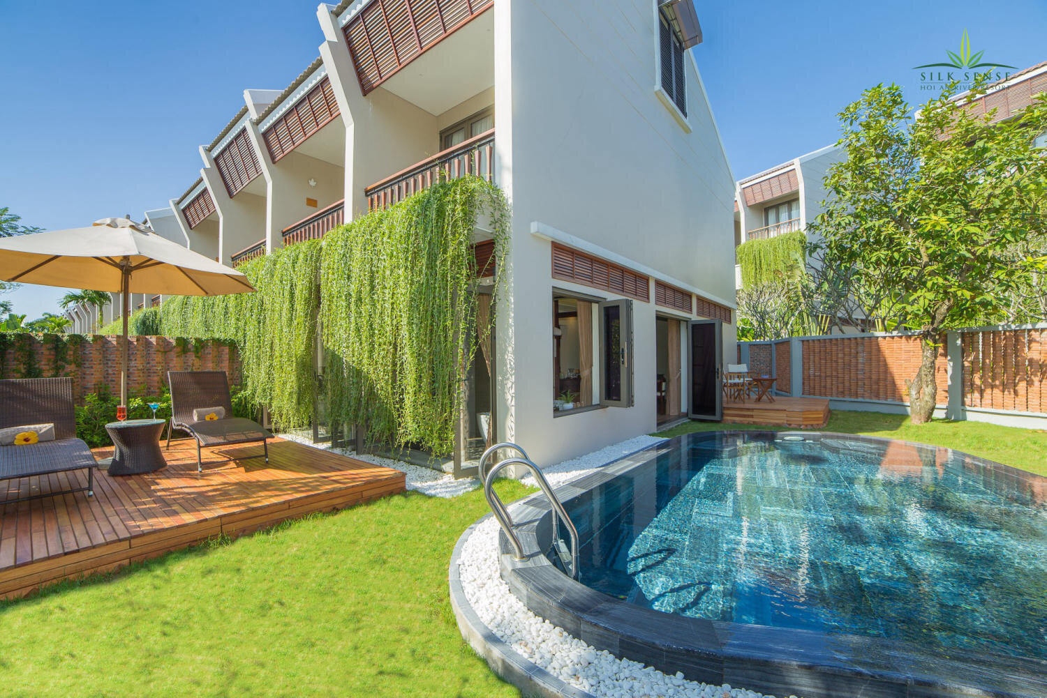 Khuôn viên xanh mát và cảnh quan rộng lớn tại Silk Sense Hoi An River Resort