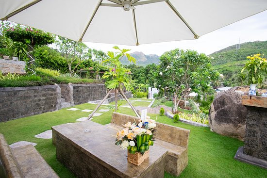 Khuôn viên xanh tươi và lối đi dạo yên bình tại Melinda Boutique Beach Resort &amp; Spa