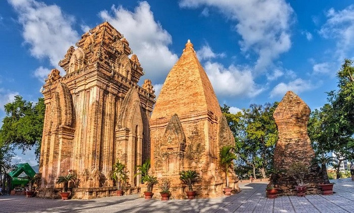Kiến trúc cổ kính của Tháp Bà Ponagar, một điểm đến văn hóa gần dự án Peninsula Nha Trang