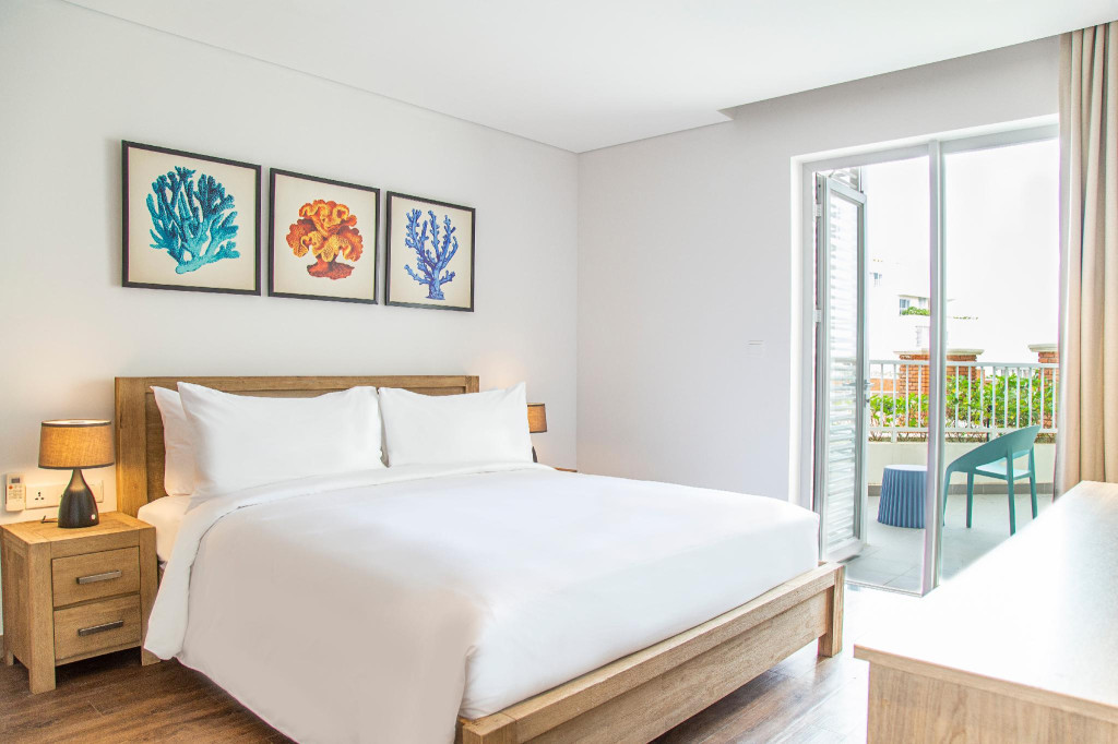 Mặt tiền hiện đại của Khách sạn Citadines Pearl Hội An