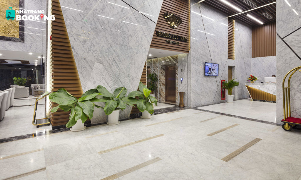 Mặt tiền hiện đại của Khách sạn Emerald Bay Hotel Nha Trang