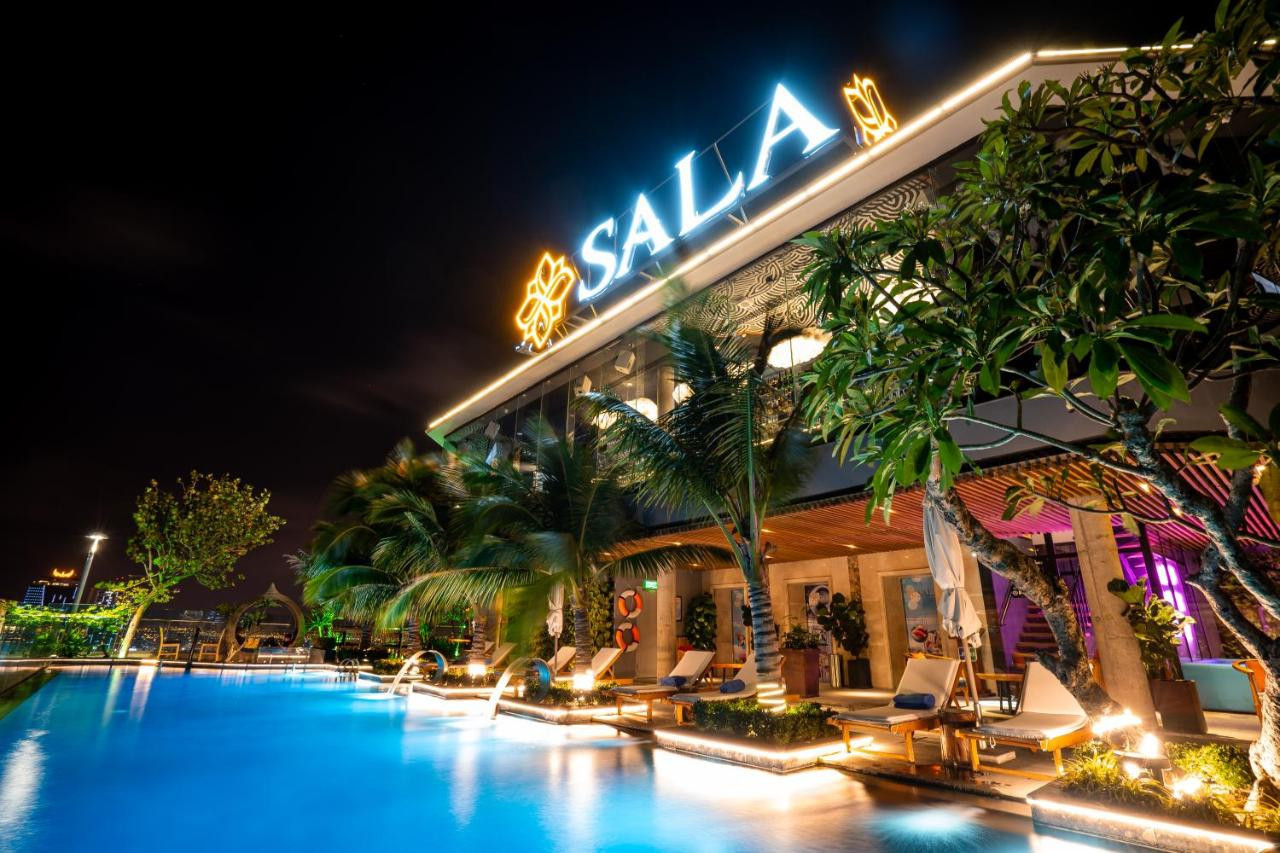 Mặt tiền hiện đại của Khách sạn Sala Danang Beach Hotel nhìn từ bãi biển Mỹ Khê