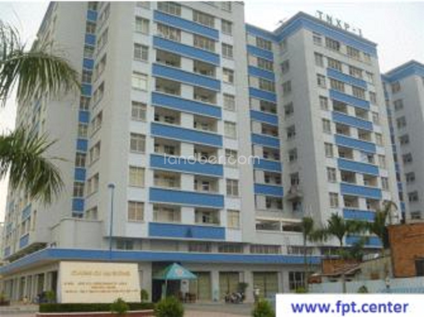 Mặt tiền hiện đại của tòa nhà căn hộ 44 Đặng Văn Ngữ