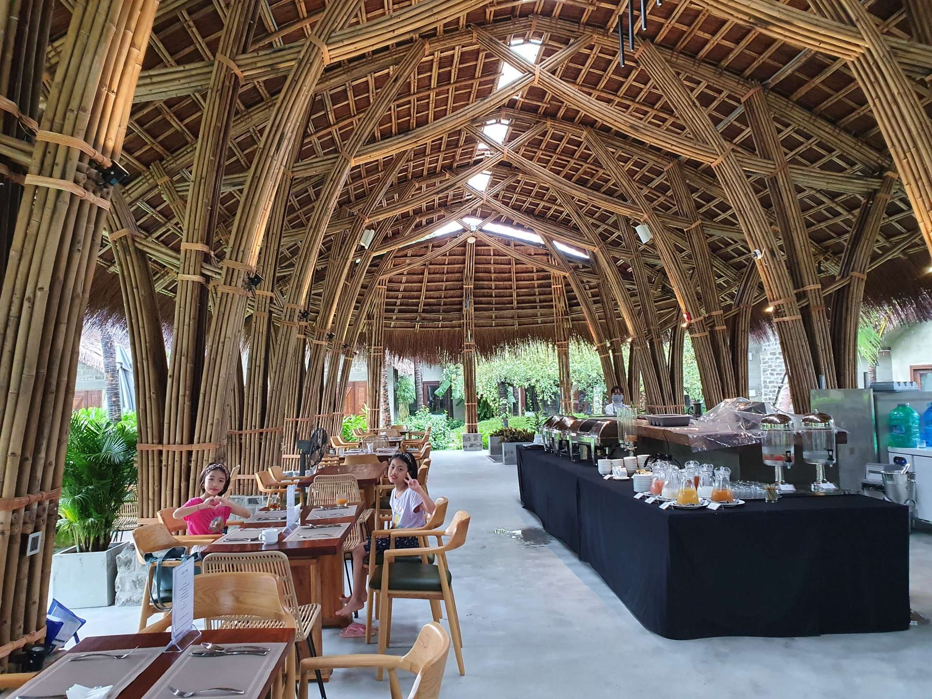 Nhà hàng M Village Phú Quốc với kiến trúc mở, phục vụ ẩm thực đa dạng.