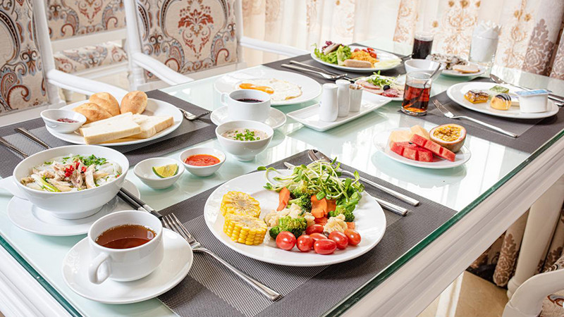 Những món ăn theo phong cách châu Âu được phục vụ tại nhà hàng Mạnh Quân Luxury Hotel