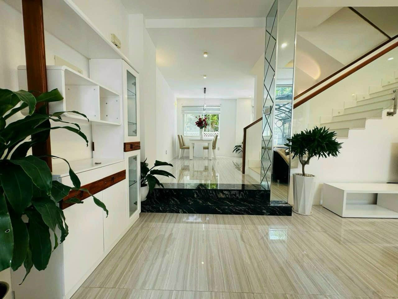 Phòng bếp tiện nghi trong biệt thự Mỹ Quang