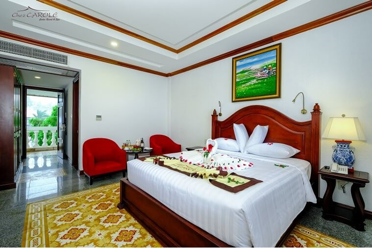 Phòng Deluxe King Garden View tại Chez Carole Center Resort &amp; Spa