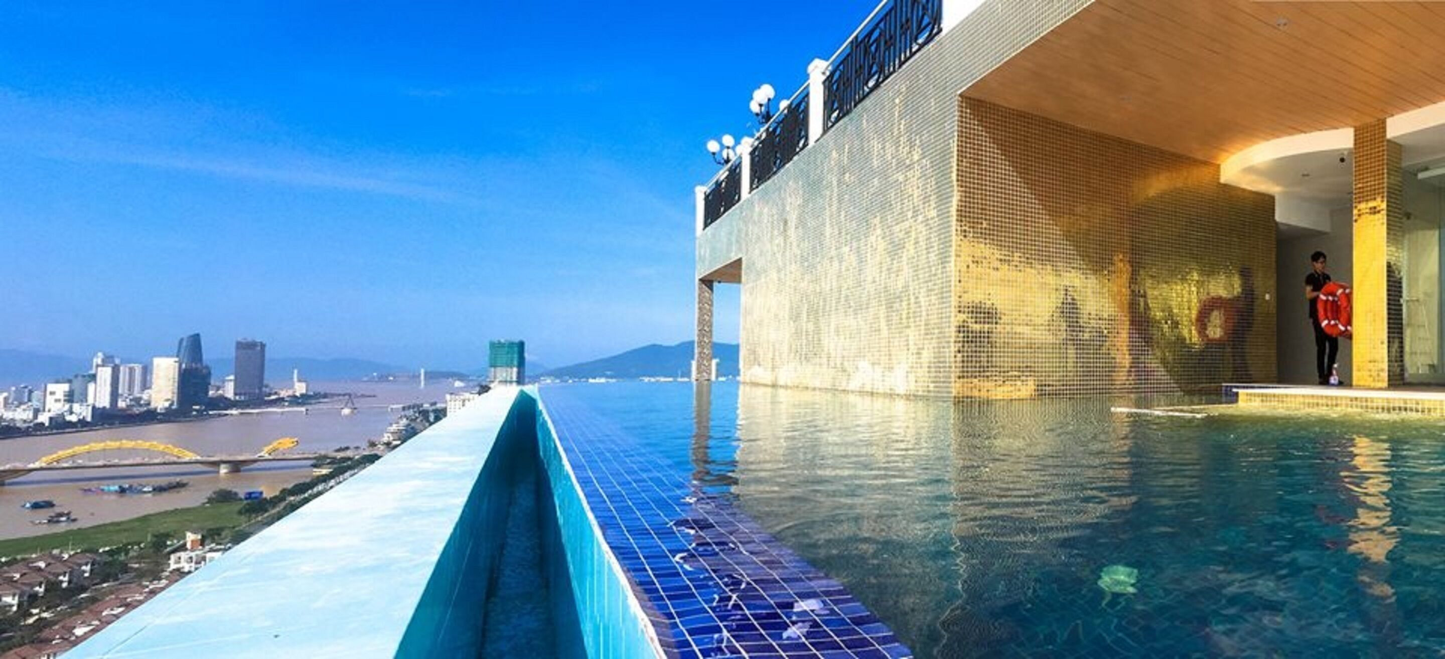 Phòng nghỉ tiện nghi, sang trọng với ban công nhìn ra sông tại Khách sạn Fivitel Danang