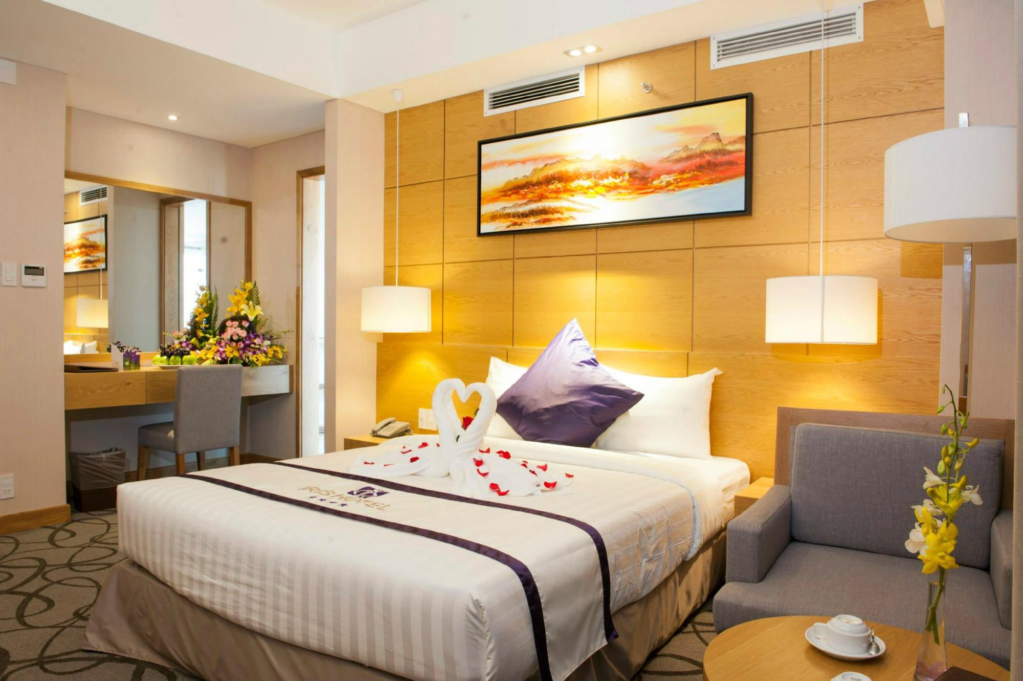 Phòng ốc rộng rãi, sạch sẽ với nội thất tiện nghi tại Khách sạn Iris Cần Thơ