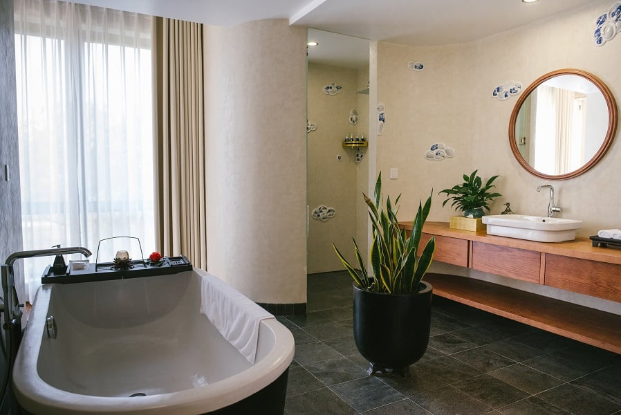 Phòng tắm hiện đại và tiện nghi tại Khách sạn ANhill Boutique Hue