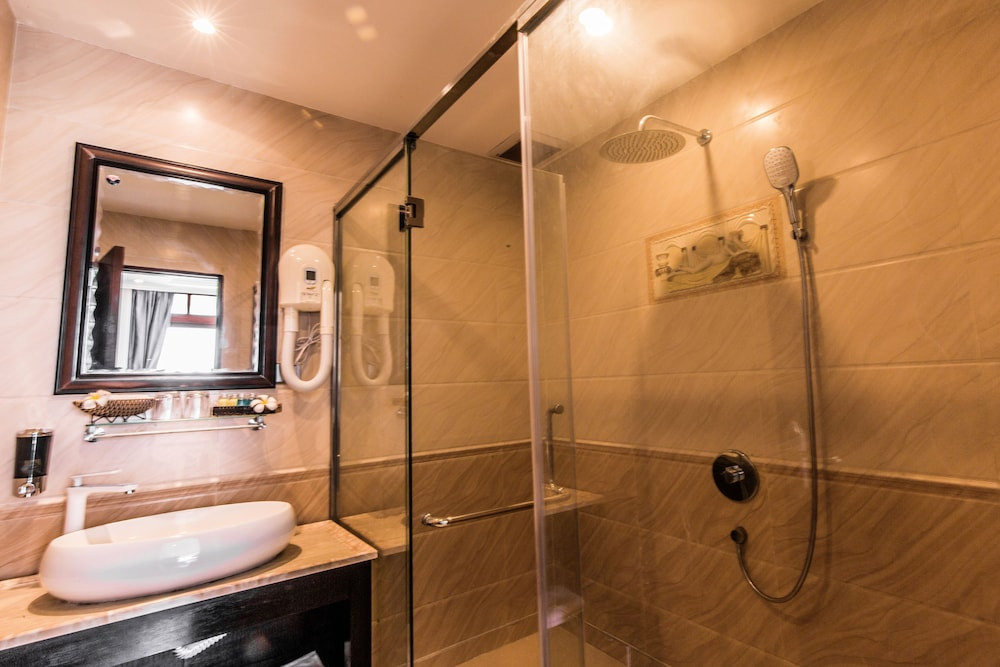 Phòng tắm tiện nghi và hiện đại tại Melinda Boutique Beach Resort &amp; Spa