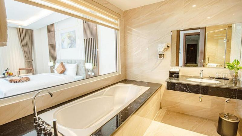 Phòng tắm toát lên vẻ sang trọng, cao cấp tại Mạnh Quân Luxury Hotel
