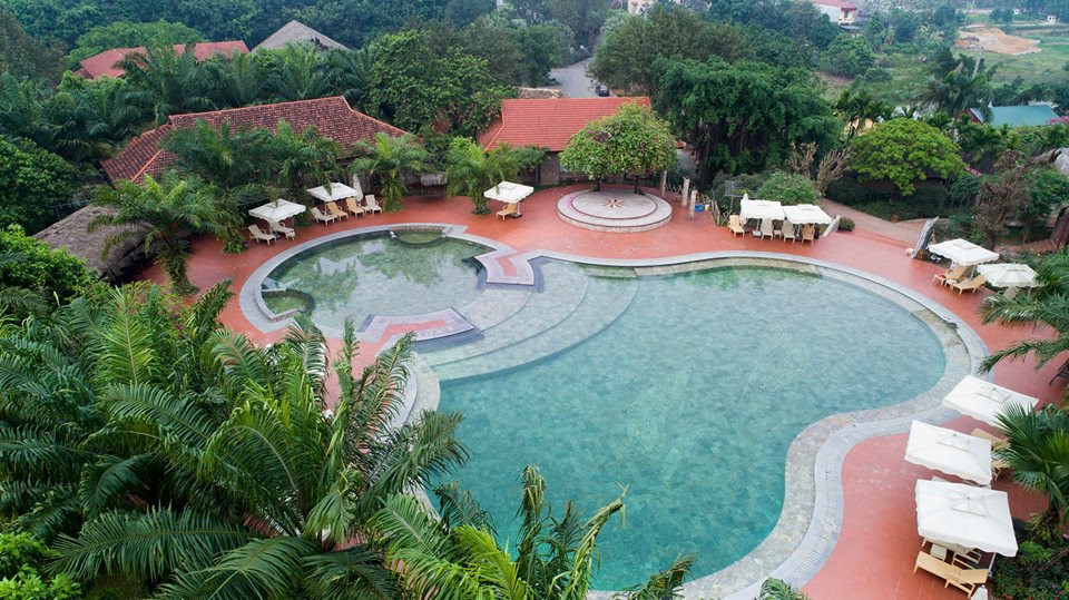 Quang cảnh hồ bơi và khu biệt thự tại Thảo Viên Resort