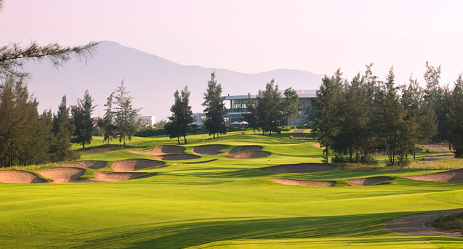 Sân Golf Montgomerie Links gần Khu đô thị Sentosa Riverside