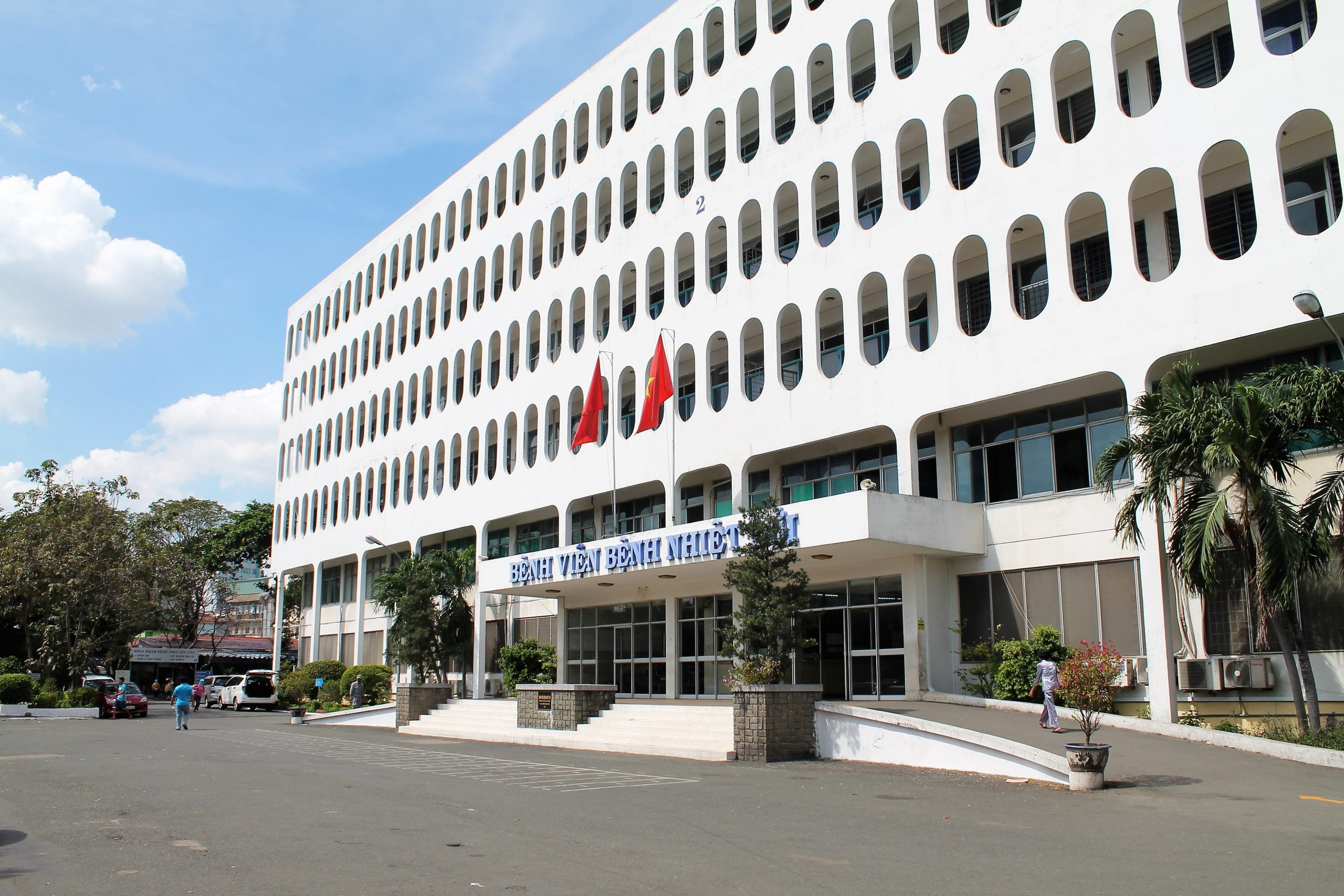 Tòa nhà bệnh viện hiện đại gần khu đô thị Đền Lừ II