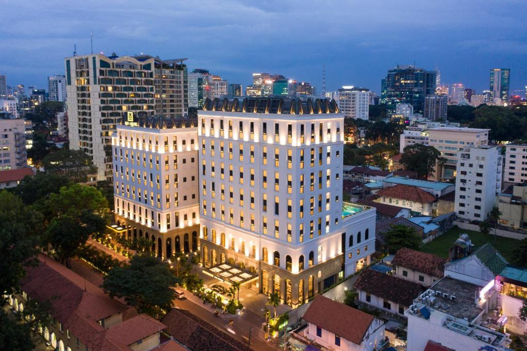 Toàn cảnh Khách sạn Mai House Saigon Hotel Quận 3 với kiến trúc Pháp cổ điển.