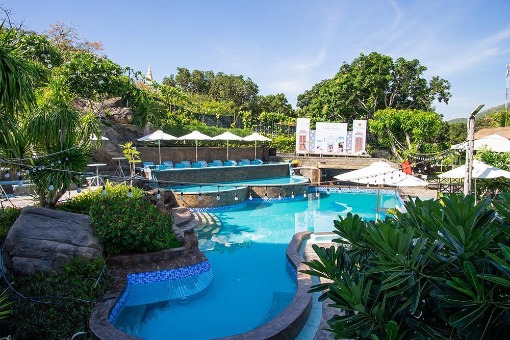 Toàn cảnh khu nghỉ dưỡng Melinda Boutique Beach Resort &amp; Spa với hồ bơi xanh mát hướng biển