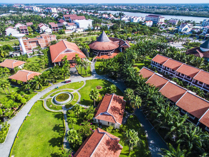 Toàn cảnh Tropical Beach Hoi An Resort với hồ bơi và khuôn viên xanh