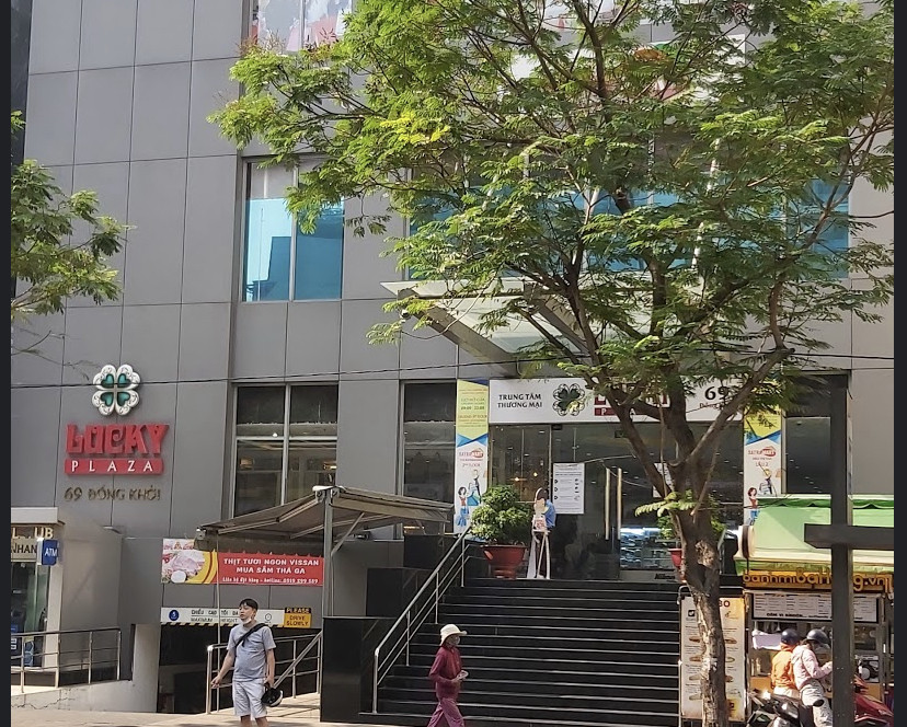 Trung tâm thương mại Lucky Plaza từ góc nhìn bên ngoài
