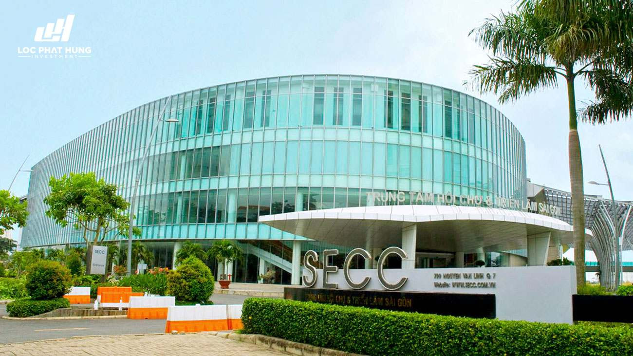 Trung tâm Triển lãm SECC cách D-Vela Phú Thuận vài phút di chuyển