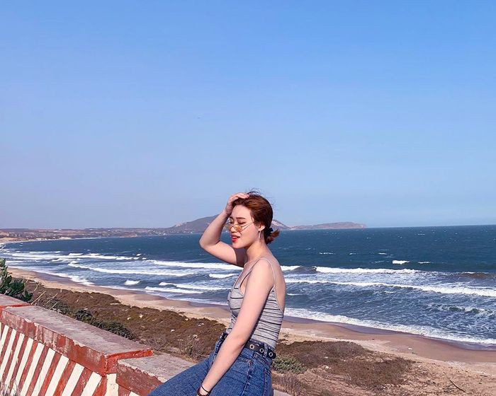 Bãi biển Hòn Rơm với vẻ đẹp hoang sơ, cát vàng và biển xanh, là lựa chọn tuyệt vời theo dự báo thời tiết Mũi Né.