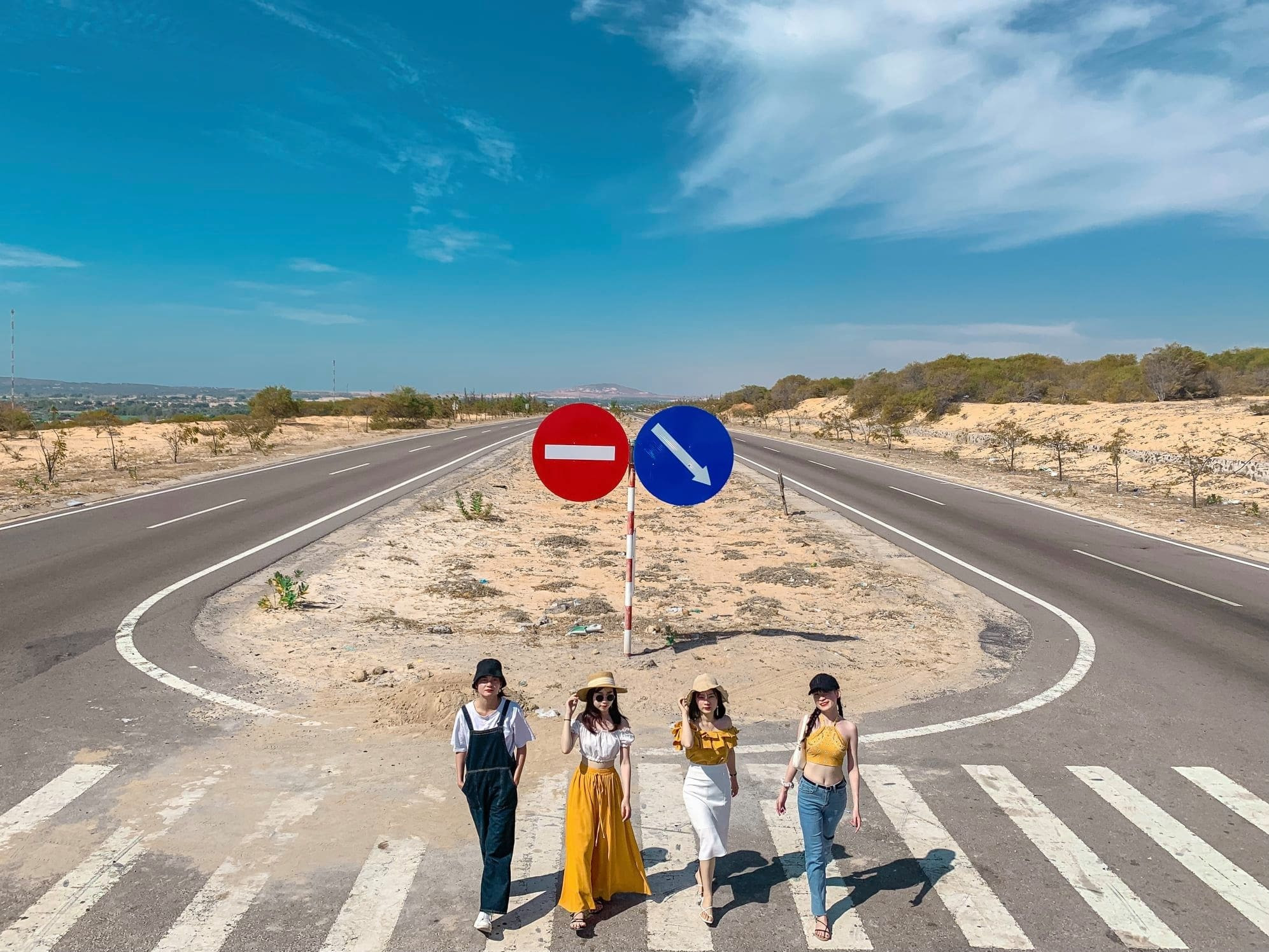 Bãi biển Phan Thiết xanh mát dưới nắng vàng, thời tiết thuận lợi cho du khách