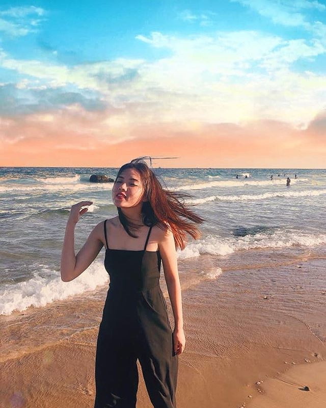 Bãi đá 7 màu Cổ Thạch lấp lánh dưới ánh nắng, tạo nên khung cảnh độc đáo không thể bỏ qua khi dự báo thời tiết Mũi Né đẹp.