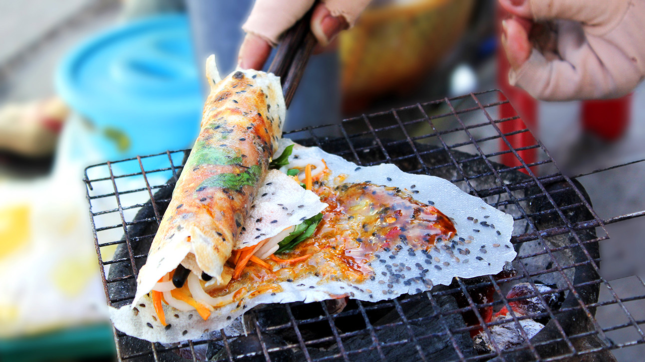 Bánh tráng mắm ruốc nóng hổi đậm vị biển Phan Thiết