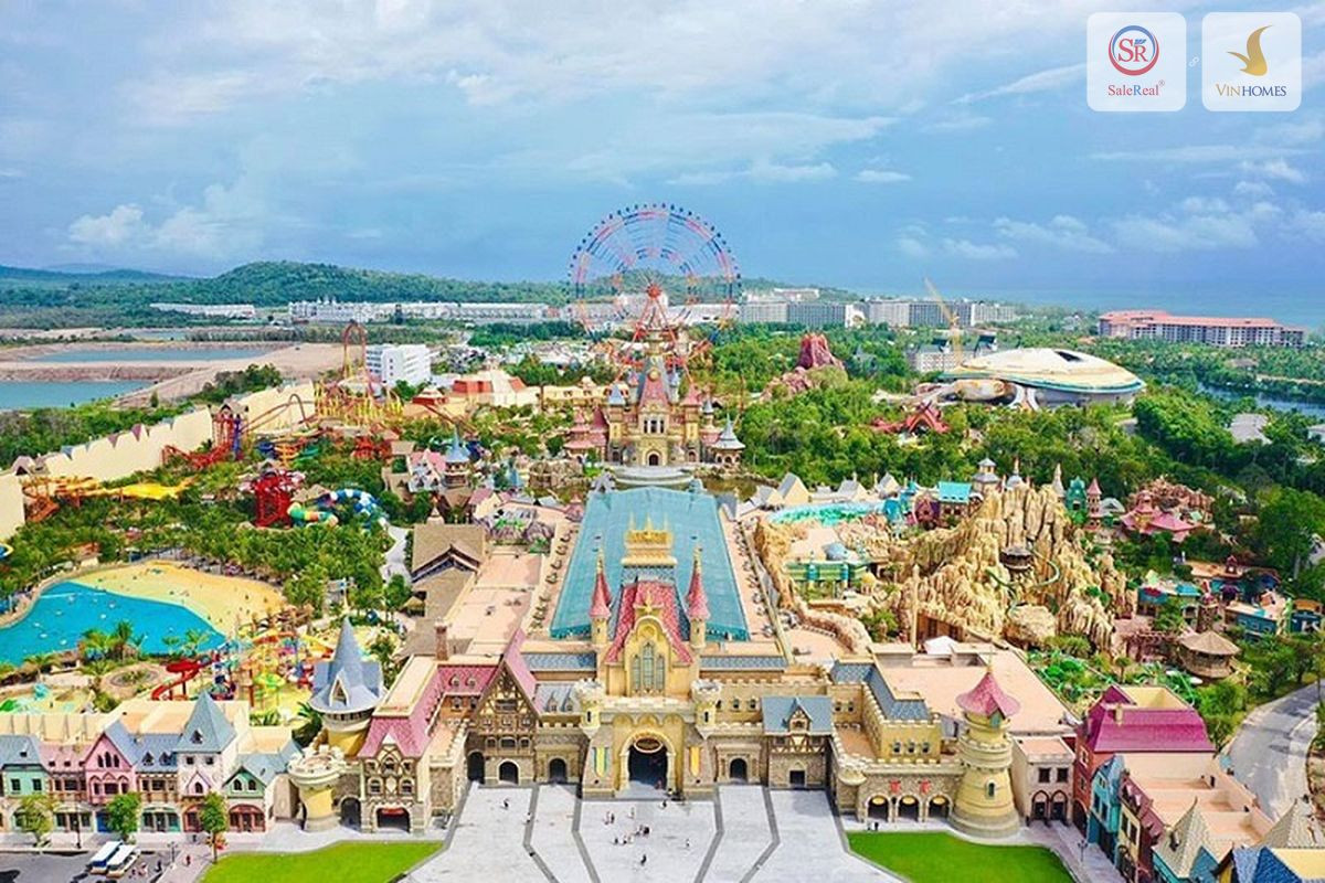 Cảnh quan hùng vĩ tại công viên trải nghiệm giáo dục VinWonders Park Phú Quốc, với kiến trúc độc đáo và khu vui chơi đa dạng