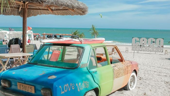 Chuẩn bị vali với các vật dụng cần thiết cho chuyến du lịch Mũi Né tháng 6, đảm bảo một kỳ nghỉ trọn vẹn và thoải mái.