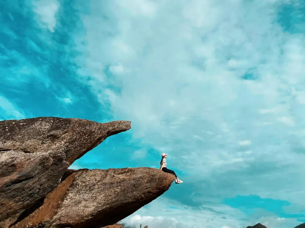 Du khách chụp ảnh tại Mỏm Cá Heo Tà Xùa, địa điểm săn mây huyền ảo ở Yên Bái