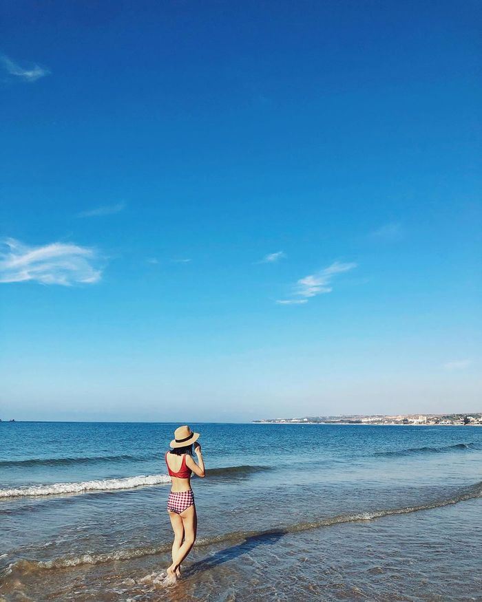 Du khách đang tận hưởng làn nước xanh mát tại Mũi Né, hoạt động lý tưởng với thời tiết Mũi Né tháng 6.